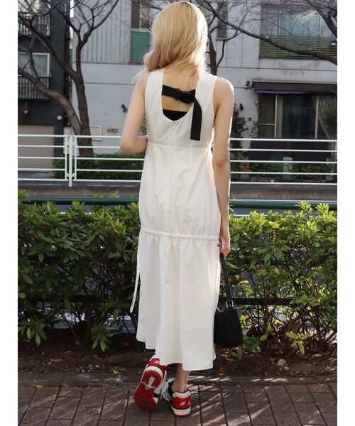 EVRIS（エヴリス）の「ドロストデザインロングワンピース（ワンピース・レディース・ブラック/ホワイト/カーキ・FREE）」の2枚目の写真