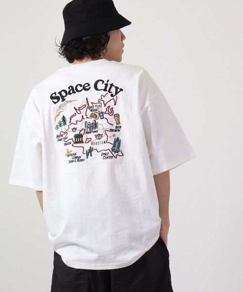 ATELANE(アテレーン)の「ルーズシルエット刺繍入り半袖Tシャツ(Tシャツ/カットソー・メンズ・ミント/ホワイト系その他2/ブラック系その他/ブルー/ブラック/アイボリー/ブラック系その他3/ホワイト系その他3/ホワイト/ホワイト系その他/テラコッタ/ブラック系その他2・M/L)」の4枚目の写真