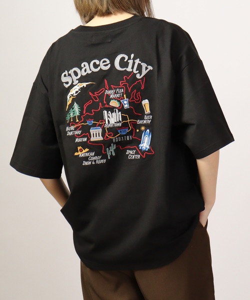 ATELANE(アテレーン)の「ルーズシルエット刺繍入り半袖Tシャツ(Tシャツ/カットソー・メンズ・ミント/ホワイト系その他2/ブラック系その他/ブルー/ブラック/アイボリー/ブラック系その他3/ホワイト系その他3/ホワイト/ホワイト系その他/テラコッタ/ブラック系その他2・M/L)」の7枚目の写真