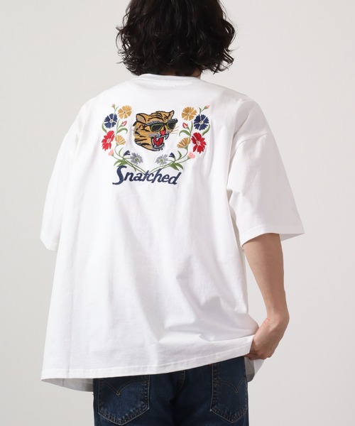 ATELANE(アテレーン)の「ルーズシルエット刺繍入り半袖Tシャツ(Tシャツ/カットソー・メンズ・ミント/ホワイト系その他2/ブラック系その他/ブルー/ブラック/アイボリー/ブラック系その他3/ホワイト系その他3/ホワイト/ホワイト系その他/テラコッタ/ブラック系その他2・M/L)」の22枚目の写真
