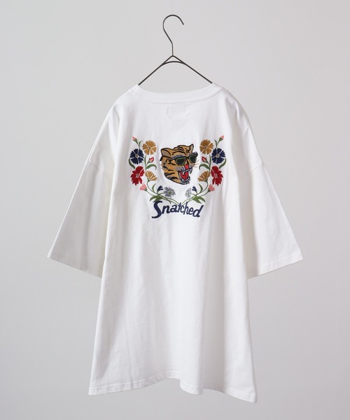 ATELANE(アテレーン)の「ルーズシルエット刺繍入り半袖Tシャツ(Tシャツ/カットソー・メンズ・ミント/ホワイト系その他2/ブラック系その他/ブルー/ブラック/アイボリー/ブラック系その他3/ホワイト系その他3/ホワイト/ホワイト系その他/テラコッタ/ブラック系その他2・M/L)」の14枚目の写真
