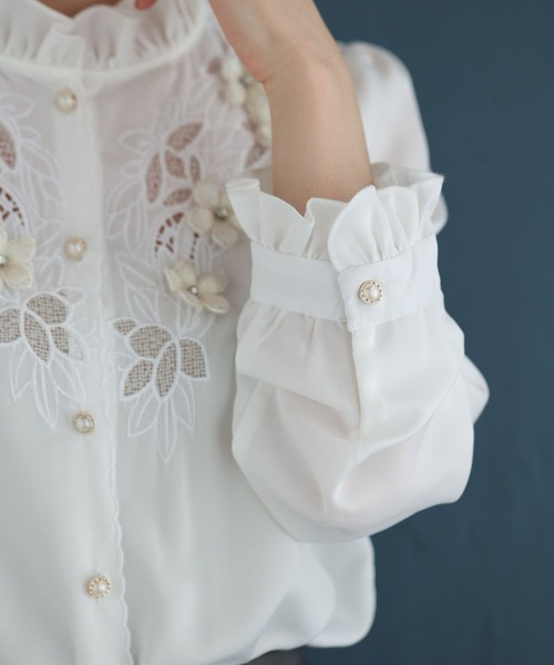cawaii(カワイイ)の「デコルテに咲くぷっくり白花のブラウストップス(シャツ/ブラウス・レディース・ホワイト・FREE)」の9枚目の写真
