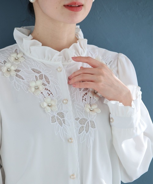 cawaii(カワイイ)の「デコルテに咲くぷっくり白花のブラウストップス(シャツ/ブラウス・レディース・ホワイト・FREE)」の8枚目の写真