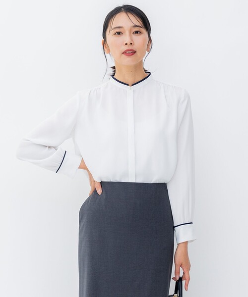 23区(ニジュウサンク)の「【洗える】バックサテンアムンゼン パール釦 バイカラー ブラウス(シャツ/ブラウス・レディース・ホワイト系1/アイボリー系1・46/48/50/44)」の1枚目の写真