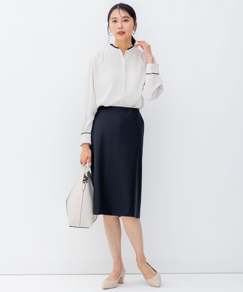 23区(ニジュウサンク)の「【洗える】バックサテンアムンゼン パール釦 バイカラー ブラウス(シャツ/ブラウス・レディース・ホワイト系1/アイボリー系1・46/48/50/44)」の6枚目の写真