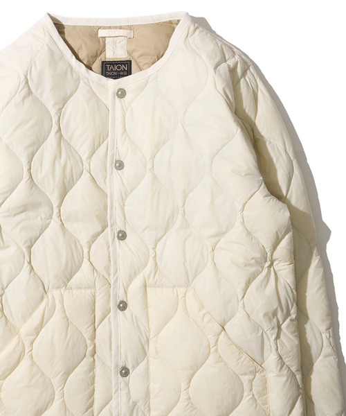 TAION（タイオン）の「【TAION / タイオン】MILITARY CREW NECK DOWN JACKET / キルティングダウンジャケット（ダウンジャケット/コート・レディース・ブラック/グレイッシュベージュ/オリーブ/セージグリーン/ダークネイビー/オフホワイト/チャコールグレー/ダークオリーブ・SMALL/MEDIUM/LARGE/X-LARGE）」の2枚目の写真