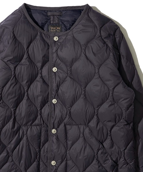 TAION（タイオン）の「【TAION / タイオン】MILITARY CREW NECK DOWN JACKET / キルティングダウンジャケット（ダウンジャケット/コート・レディース・ブラック/グレイッシュベージュ/オリーブ/セージグリーン/ダークネイビー/オフホワイト/チャコールグレー/ダークオリーブ・SMALL/MEDIUM/LARGE/X-LARGE）」の4枚目の写真