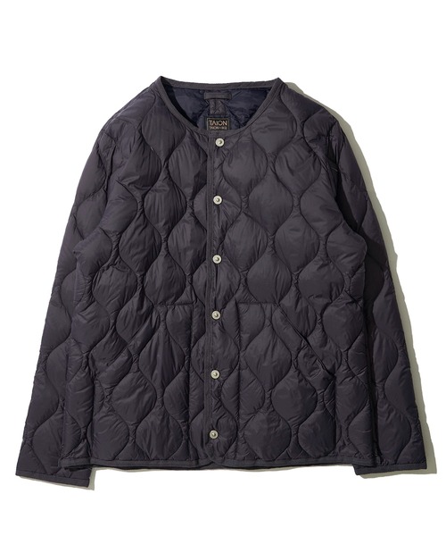 TAION（タイオン）の「【TAION / タイオン】MILITARY CREW NECK DOWN JACKET / キルティングダウンジャケット（ダウンジャケット/コート・レディース・ブラック/グレイッシュベージュ/オリーブ/セージグリーン/ダークネイビー/オフホワイト/チャコールグレー/ダークオリーブ・SMALL/MEDIUM/LARGE/X-LARGE）」の9枚目の写真