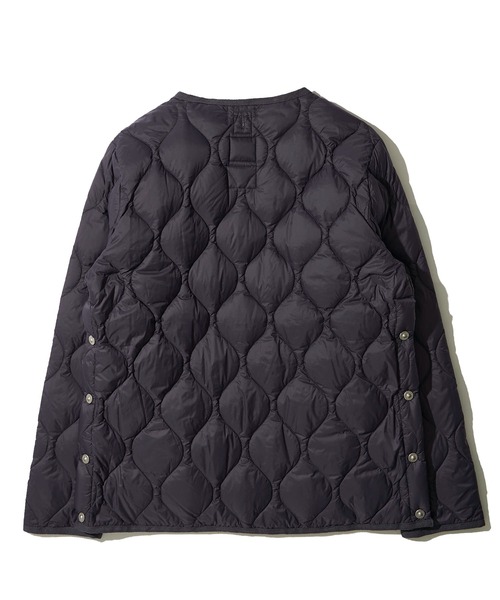 TAION（タイオン）の「【TAION / タイオン】MILITARY CREW NECK DOWN JACKET / キルティングダウンジャケット（ダウンジャケット/コート・レディース・ブラック/グレイッシュベージュ/オリーブ/セージグリーン/ダークネイビー/オフホワイト/チャコールグレー/ダークオリーブ・SMALL/MEDIUM/LARGE/X-LARGE）」の10枚目の写真