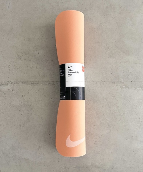 NIKE（ナイキ）の「NIKE(ナイキ)/トレーニングマット ヨガマット 4mm リバーシブル（スポーツグッズ・レディース・バイオレット/グレー/オレンジ/ピンク・FREE）」の4枚目の写真