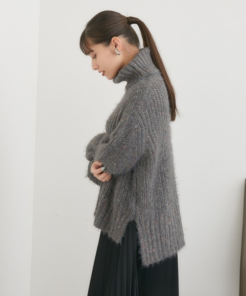 ROSIEE（ロージー）の「ROSIEE シャギーオフタートル（ニット/セーター・レディース・チャコールグレー/ホワイト・FREE）」の3枚目の写真