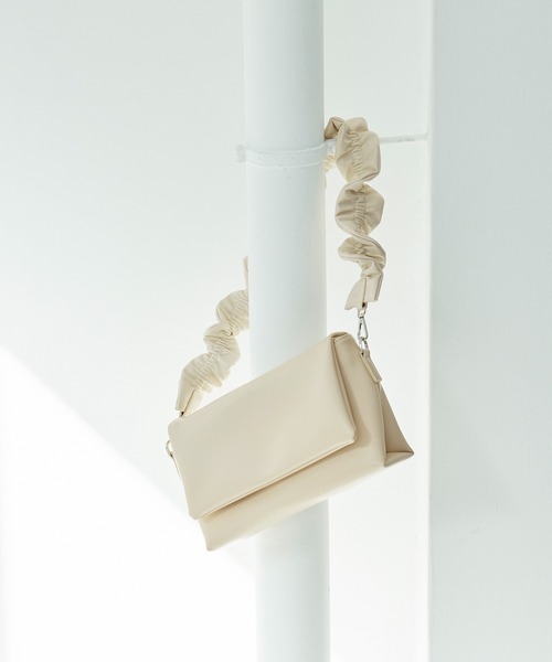 ADAM ET ROPE'(アダムエロペ)の「【サステナブル】カスタムショルダーバッグ(ショルダーバッグ・レディース・ホワイト/ブラック・FREE)」の3枚目の写真