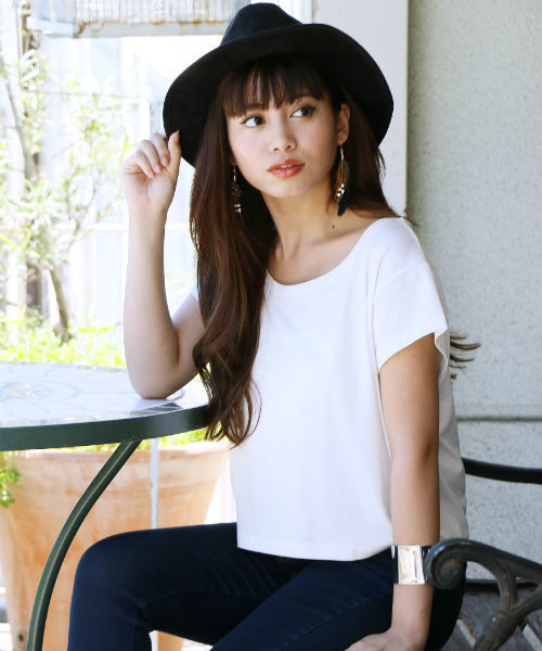 AZUL by moussy（アズールバイマウジー）の「TR天竺クロプド半袖PO（Tシャツ/カットソー・レディース・ブラック/ダークカーキ/オフホワイト/キャメル/ブラック系その他・SMALL/LARGE/X-LARGE/MEDIUM）」の2枚目の写真