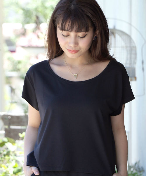 AZUL by moussy（アズールバイマウジー）の「TR天竺クロプド半袖PO（Tシャツ/カットソー・レディース・ブラック/ダークカーキ/オフホワイト/キャメル/ブラック系その他・SMALL/LARGE/X-LARGE/MEDIUM）」の3枚目の写真