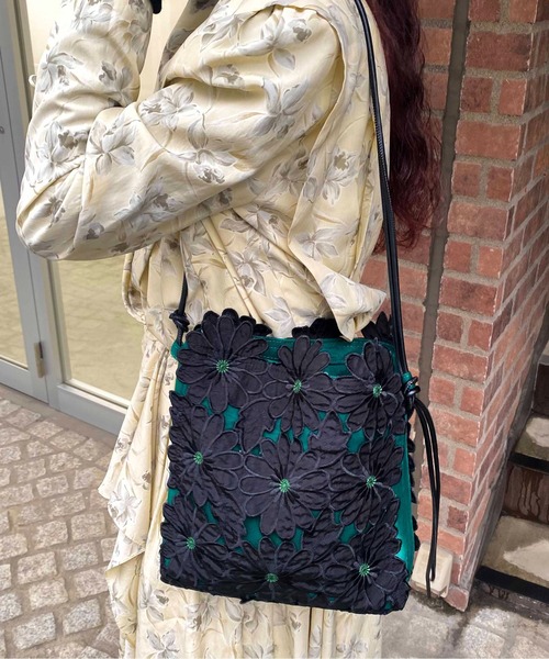 HEY!MrsROSE（ヘイミセスローズ）の「HEY! Mrs ROSE(ヘイ！ミセスローズ)フラワー刺繍TOTE　mini（トートバッグ・レディース・ピンク/レッド/イエロー/ブラック・FREE）」の2枚目の写真