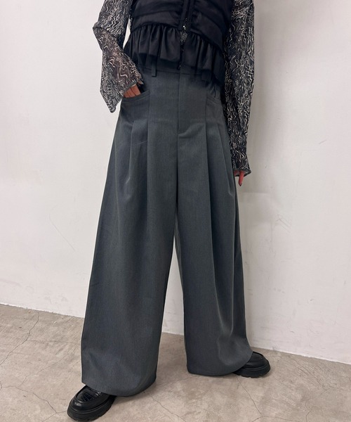 byYOUANCE（バイユアンス）の「ポケット切り替えタックスラックスパンツ（スラックス・レディース・ブラック/グレー・SMALL/MEDIUM）」の2枚目の写真