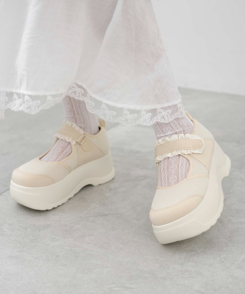 WEGO（ウィゴー）の「WEGO/フリルベルクロシューズ（ドレスシューズ・レディース・アイボリー/ブラック・LARGE/MEDIUM）」の2枚目の写真