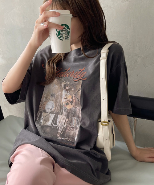 Ada.(エイダ)の「バンドプリント ヴィンテージライク ピグメント Tシャツ(Tシャツ/カットソー・レディース・チャコール/オートミール/アイボリー/ネイビー・FREE)」の2枚目の写真