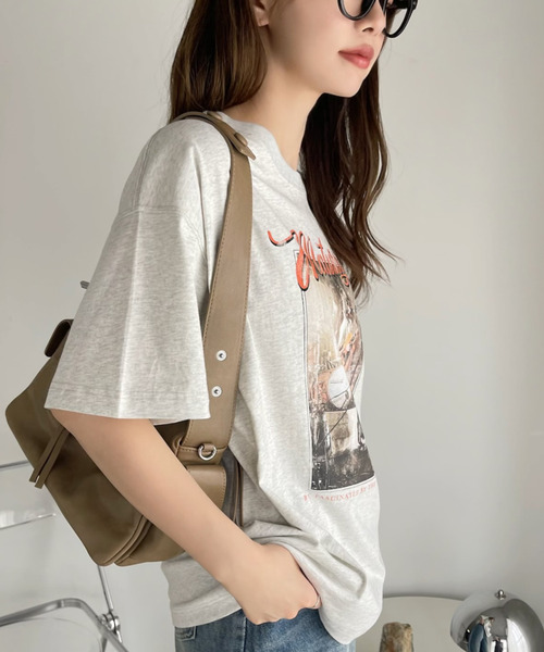 Ada.(エイダ)の「バンドプリント ヴィンテージライク ピグメント Tシャツ(Tシャツ/カットソー・レディース・チャコール/オートミール/アイボリー/ネイビー・FREE)」の8枚目の写真