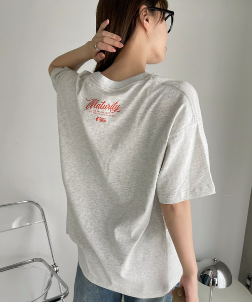 Ada.(エイダ)の「バンドプリント ヴィンテージライク ピグメント Tシャツ(Tシャツ/カットソー・レディース・チャコール/オートミール/アイボリー/ネイビー・FREE)」の9枚目の写真