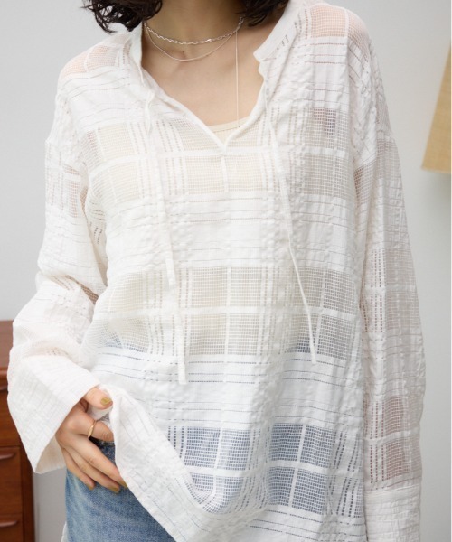 AZUL by moussy（アズールバイマウジー）の「シアースキッパーブラウス（シャツ/ブラウス・レディース・オフホワイト/レッド/ブラック・FREE）」の2枚目の写真