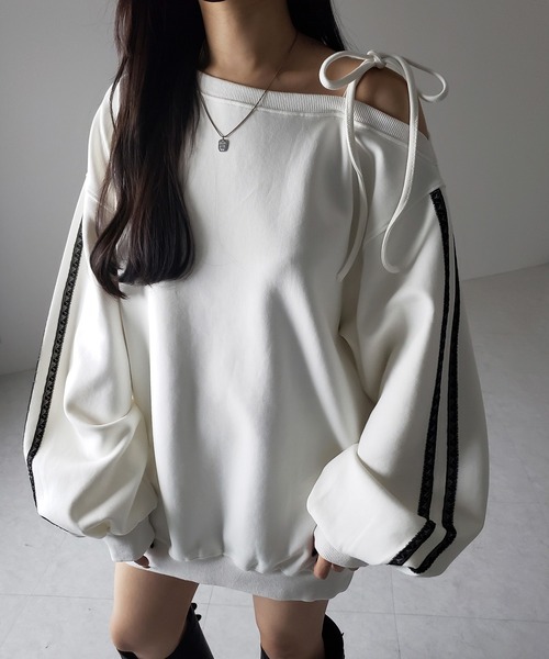 me+em select(ミームセレクト)の「【 3color 】ワンショルリボンレースサイドラインオーバースウェット / One-shoulder ribbon lace side line over sweatshirt(スウェット・レディース・グレー/ホワイト/ブラック・FREE)」の2枚目の写真