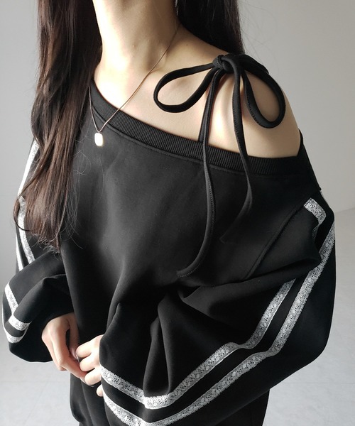 me+em select(ミームセレクト)の「【 3color 】ワンショルリボンレースサイドラインオーバースウェット / One-shoulder ribbon lace side line over sweatshirt(スウェット・レディース・グレー/ホワイト/ブラック・FREE)」の5枚目の写真
