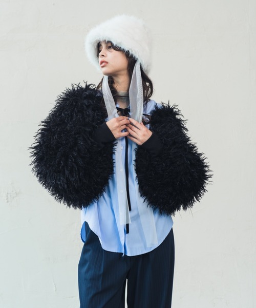ORIENT MILLINERY（オリエント ミリナリー）の「TIBETAN LAMB FUR ARM BOLERO | チベットラムエコファーバルーンアームボレロ（その他アウター・レディース・ブラック/ベージュ/ブルー・FREE）」の5枚目の写真