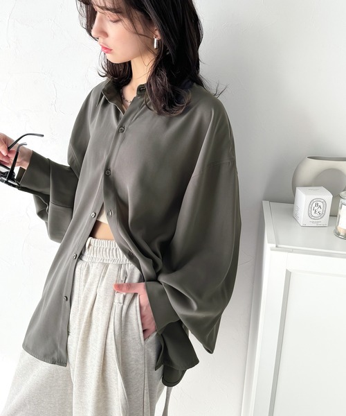 classicalelf(クラシカルエルフ)の「上質なとろみ素材。オーバーサイズシャツ(長袖)(シャツ/ブラウス・レディース・ブルー/ブラック/チャコール/ホワイト・LARGE/MEDIUM/SMALL/X-LARGE)」の3枚目の写真