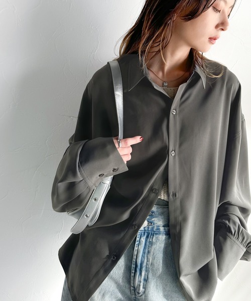 classicalelf(クラシカルエルフ)の「上質なとろみ素材。オーバーサイズシャツ(長袖)(シャツ/ブラウス・レディース・ブルー/ブラック/チャコール/ホワイト・LARGE/MEDIUM/SMALL/X-LARGE)」の6枚目の写真