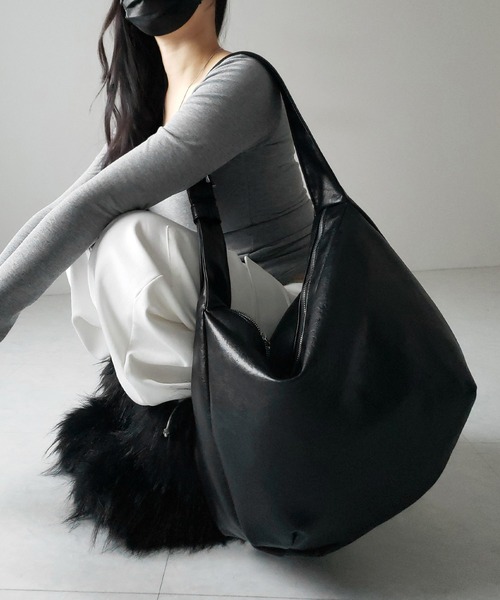 me+em select(ミームセレクト)の「【 2WAY / A4収納可 】ハトメデザインベルテッドワンハンドルショルダーバッグ / Eyelet design belted onehandle shoulder bag(ショルダーバッグ・レディース・アイボリー/ブラック・FREE)」の11枚目の写真