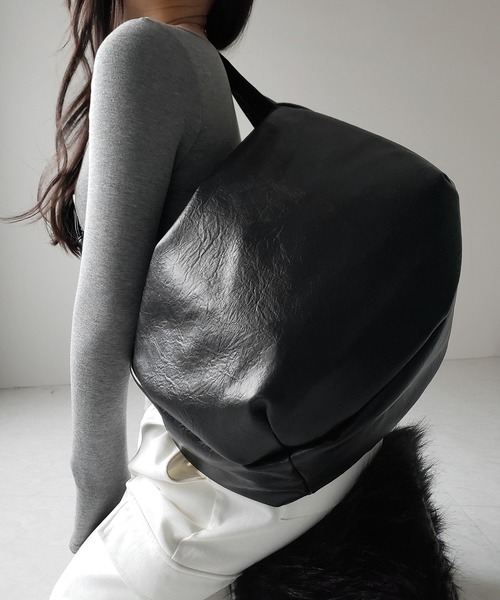 me+em select(ミームセレクト)の「【 2WAY / A4収納可 】ハトメデザインベルテッドワンハンドルショルダーバッグ / Eyelet design belted onehandle shoulder bag(ショルダーバッグ・レディース・アイボリー/ブラック・FREE)」の13枚目の写真