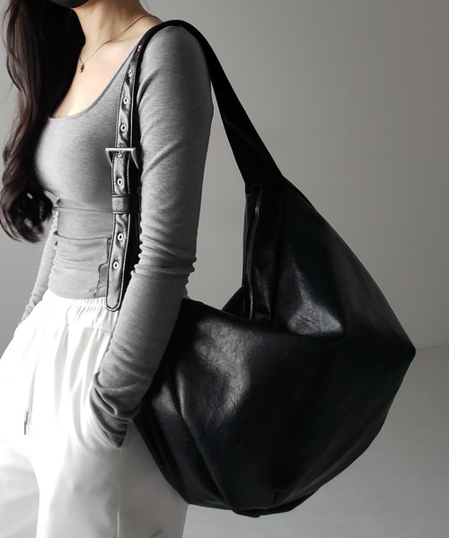 me+em select(ミームセレクト)の「【 2WAY / A4収納可 】ハトメデザインベルテッドワンハンドルショルダーバッグ / Eyelet design belted onehandle shoulder bag(ショルダーバッグ・レディース・アイボリー/ブラック・FREE)」の7枚目の写真