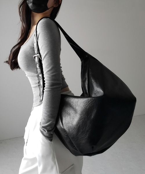 me+em select(ミームセレクト)の「【 2WAY / A4収納可 】ハトメデザインベルテッドワンハンドルショルダーバッグ / Eyelet design belted onehandle shoulder bag(ショルダーバッグ・レディース・アイボリー/ブラック・FREE)」の9枚目の写真