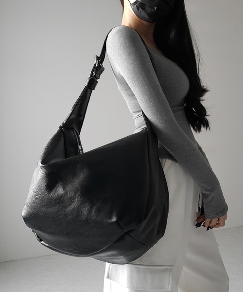 me+em select(ミームセレクト)の「【 2WAY / A4収納可 】ハトメデザインベルテッドワンハンドルショルダーバッグ / Eyelet design belted onehandle shoulder bag(ショルダーバッグ・レディース・アイボリー/ブラック・FREE)」の16枚目の写真