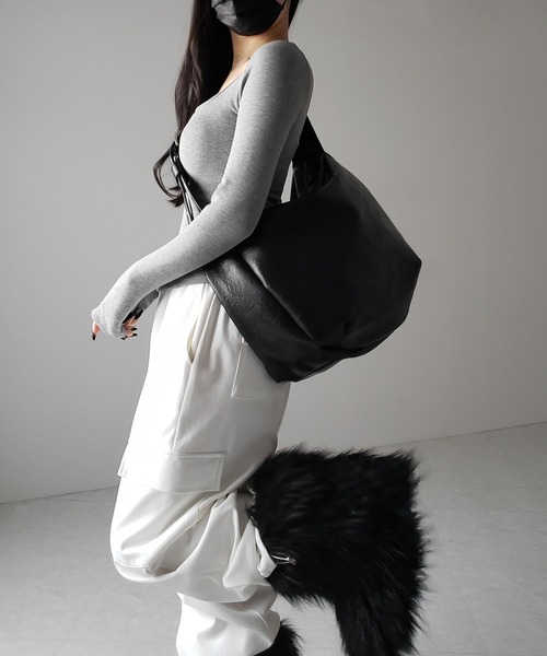 me+em select(ミームセレクト)の「【 2WAY / A4収納可 】ハトメデザインベルテッドワンハンドルショルダーバッグ / Eyelet design belted onehandle shoulder bag(ショルダーバッグ・レディース・アイボリー/ブラック・FREE)」の17枚目の写真