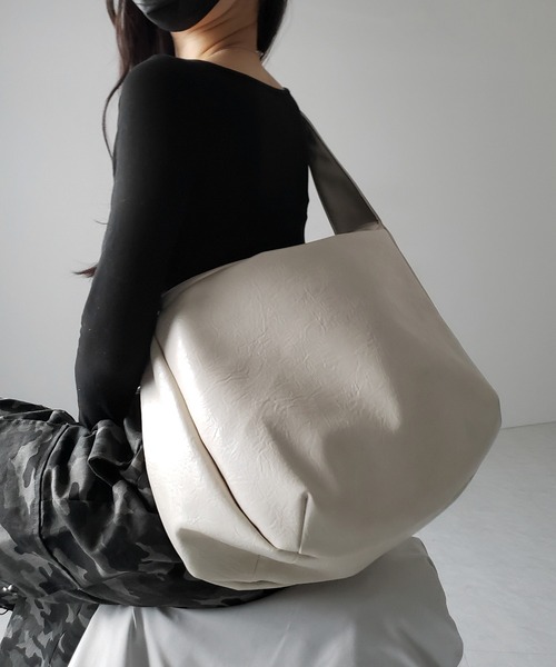 me+em select(ミームセレクト)の「【 2WAY / A4収納可 】ハトメデザインベルテッドワンハンドルショルダーバッグ / Eyelet design belted onehandle shoulder bag(ショルダーバッグ・レディース・アイボリー/ブラック・FREE)」の20枚目の写真
