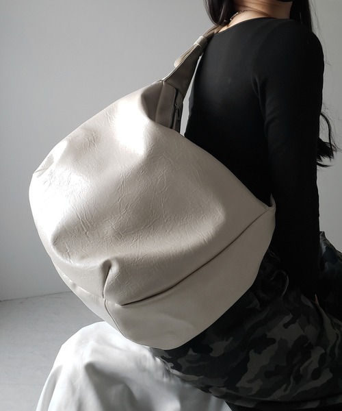 me+em select(ミームセレクト)の「【 2WAY / A4収納可 】ハトメデザインベルテッドワンハンドルショルダーバッグ / Eyelet design belted onehandle shoulder bag(ショルダーバッグ・レディース・アイボリー/ブラック・FREE)」の21枚目の写真