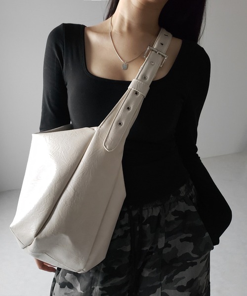 me+em select(ミームセレクト)の「【 2WAY / A4収納可 】ハトメデザインベルテッドワンハンドルショルダーバッグ / Eyelet design belted onehandle shoulder bag(ショルダーバッグ・レディース・アイボリー/ブラック・FREE)」の22枚目の写真