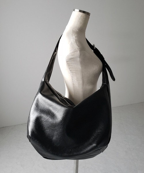 me+em select(ミームセレクト)の「【 2WAY / A4収納可 】ハトメデザインベルテッドワンハンドルショルダーバッグ / Eyelet design belted onehandle shoulder bag(ショルダーバッグ・レディース・アイボリー/ブラック・FREE)」の5枚目の写真