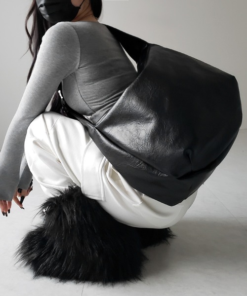 me+em select(ミームセレクト)の「【 2WAY / A4収納可 】ハトメデザインベルテッドワンハンドルショルダーバッグ / Eyelet design belted onehandle shoulder bag(ショルダーバッグ・レディース・アイボリー/ブラック・FREE)」の10枚目の写真