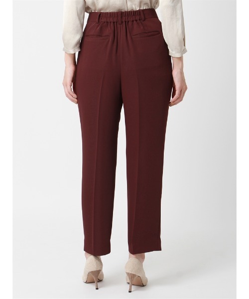 SUIT SQUARE（スーツスクエア）の「タックテーパードパンツ ウォッシャブル 消臭 ダブルクロスサテン 無地（スーツパンツ・レディース・ボルドー/チャコールグレー・36(7号)/38(9号)/40(11号)/42(13号)）」の5枚目の写真