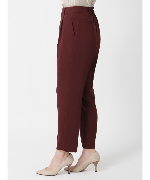 SUIT SQUARE（スーツスクエア）の「タックテーパードパンツ ウォッシャブル 消臭 ダブルクロスサテン 無地（スーツパンツ・レディース・ボルドー/チャコールグレー・36(7号)/38(9号)/40(11号)/42(13号)）」の4枚目の写真