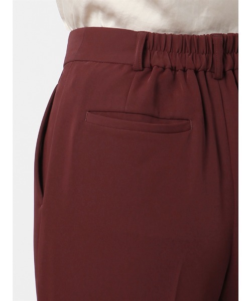 SUIT SQUARE（スーツスクエア）の「タックテーパードパンツ ウォッシャブル 消臭 ダブルクロスサテン 無地（スーツパンツ・レディース・ボルドー/チャコールグレー・36(7号)/38(9号)/40(11号)/42(13号)）」の7枚目の写真