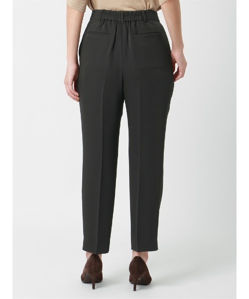 SUIT SQUARE（スーツスクエア）の「タックテーパードパンツ ウォッシャブル 消臭 ダブルクロスサテン 無地（スーツパンツ・レディース・ボルドー/チャコールグレー・36(7号)/38(9号)/40(11号)/42(13号)）」の14枚目の写真