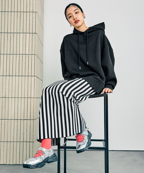 LEPSIM(レプシィム)の「クロスレースアップスニーカー 251716(スニーカー・レディース・ブラック/シルバー・LARGE/MEDIUM)」の9枚目の写真