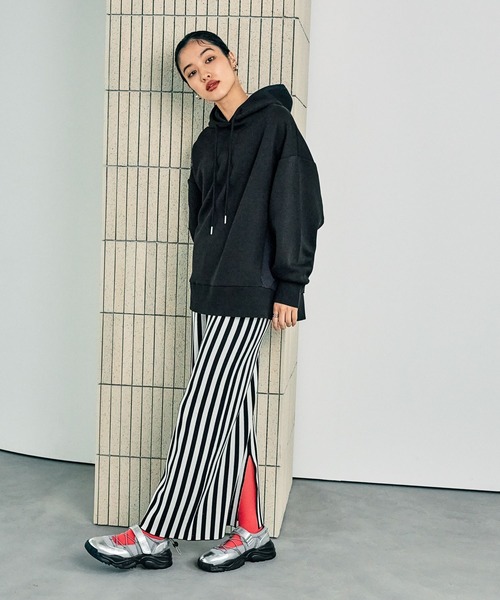LEPSIM(レプシィム)の「クロスレースアップスニーカー 251716(スニーカー・レディース・ブラック/シルバー・LARGE/MEDIUM)」の11枚目の写真
