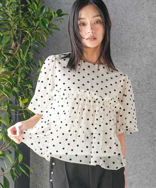 mili an deni(ミリアンデニ)の「フロッキードットバルーンスリーブフリルブラウス(シャツ/ブラウス・レディース・ブラック/アイボリー・M)」の1枚目の写真