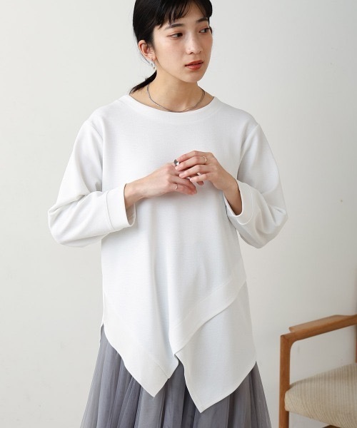 Bou Jeloud(ブージュルード)の「梨地プレーティングアシメ切替プルオーバー(Tシャツ/カットソー・レディース・オフホワイト/ブルー・FREE)」の1枚目の写真