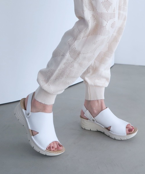 enchanted(エンチャンテッド)の「本革2WAYミュールスリングバックサンダル(サンダル・レディース・シルバー/ブラック/ベージュ/ホワイト・S/M/L/LL)」の11枚目の写真